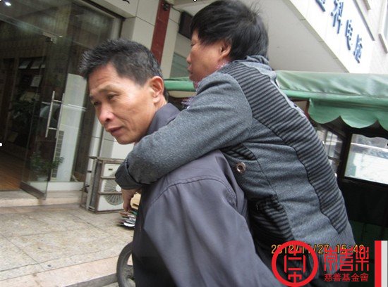 崇善乐基金会资助广东梅县残疾人张秋莲接受子午温灸治疗